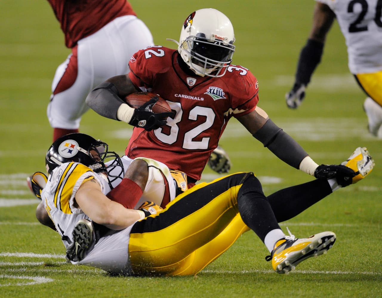 SUPER BOWL XLIII Edgerrin James y Tim Hightower - corredores - Arizona Cardinals. Si bien no eran el mejor ataque terrestre de la NFL, aportaron entre los dos cerca de 900 yardas por tierra en la campaña regular. El veterano James debutaba en Super Bowl luego de varios años destacados con Indianapolis. En el Super Bowl apenas corrió 9 veces para 33 yardas y Hightower tuvo un acarreo sin yardas.