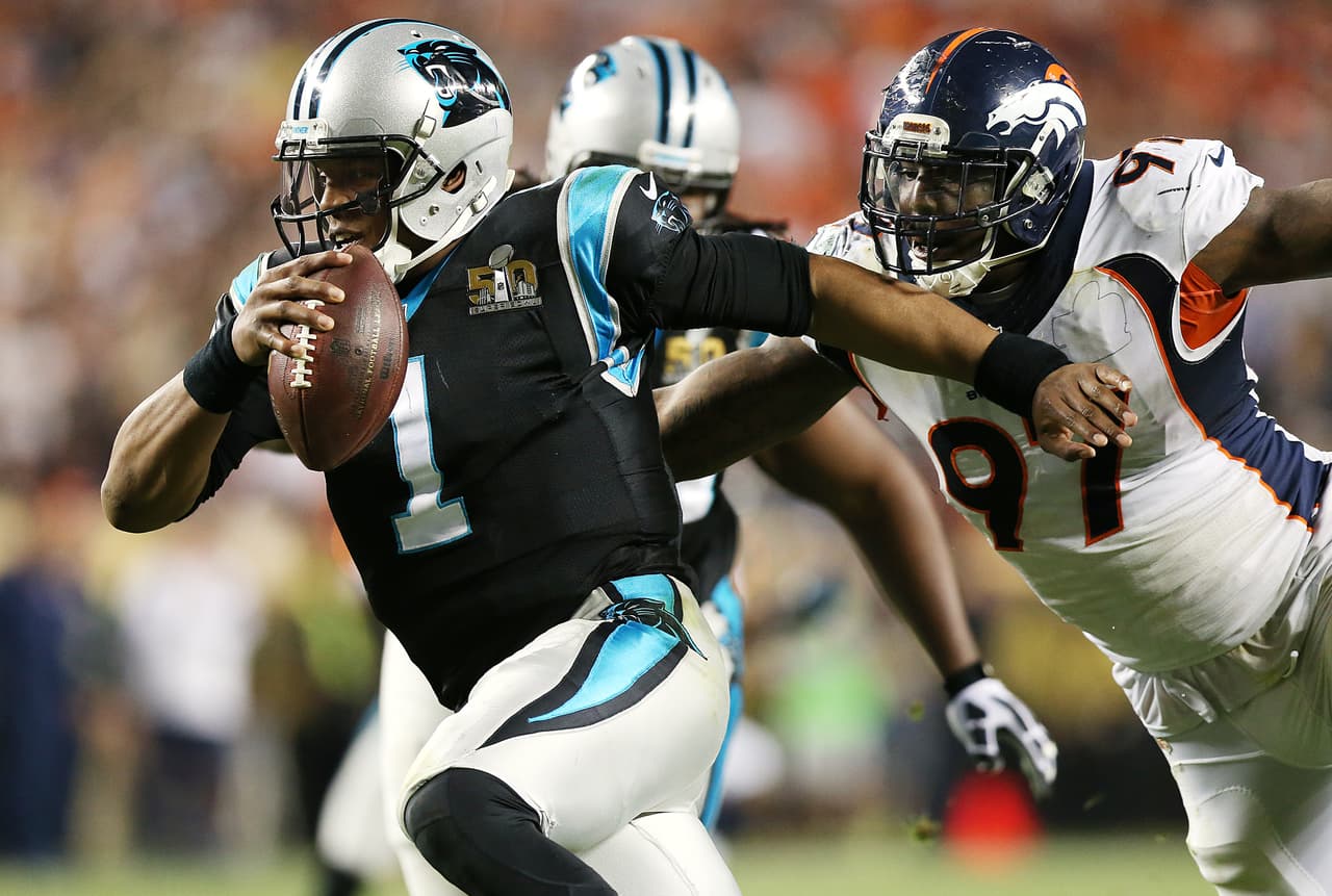 SUPER BOWL 50 Cam Newton - quarterback - Carolina Panthers. El jugador que brilló intensamente en la temporada regular como MVP, en el Super Bowl estaba desconcentrado. Temprano enseñó que su cabeza estaba en otro lado. En una carrera se “barrió”, situación que terminaba la jugada inmediatamente. Newton se levantó y creyó que podía seguir corriendo porque no lo habían tocado. Ni siquiera recordaba reglas básicas.