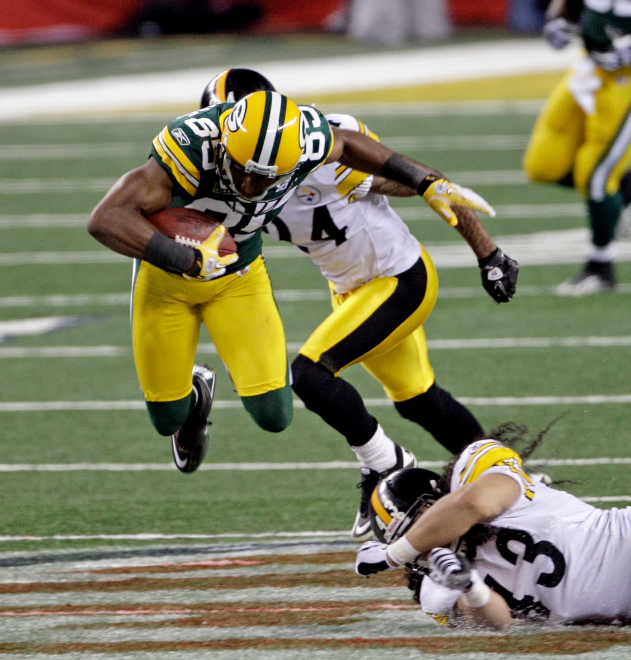 SUPER BOWL XLV Defensiva - Pittsburgh Steelers. En su historia Pittsburgh Steelers “mató” muchas veces con su defensiva. Pero en la época del coach Mike Tomlin las cosas cambiaron. Pittsburgh ya no tiene grandes defensas y sufre para dominar mediante esa área. En el Super Bowl XLV solo lograron una captura sobre Aaron Rodgers quien sumó 304 yardas con 3 touchdowns.