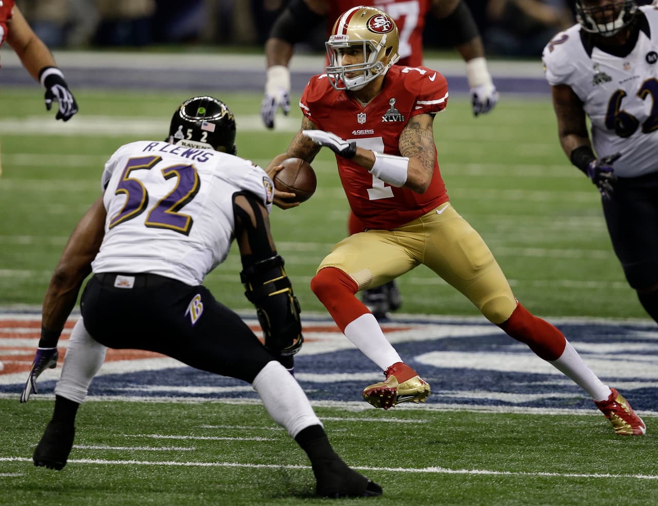 SUPER BOWL XLVII Defensiva - Baltimore Ravens. La fama bien cimentada de la defensiva de los Ravens encabezada por el linebacker Ray Lewis, se vio sacudida y por poco superada en el Super Bowl XLVIII. A pesar de la derrota los 49ers produjeron 468 yardas totales, Colin Kaepernick lanzó para más de 300 yardas, Frank Gore corrió para 110 yardas, Vernon Davis atrapó pases para 104 yardas y Michael Crabtree 109.