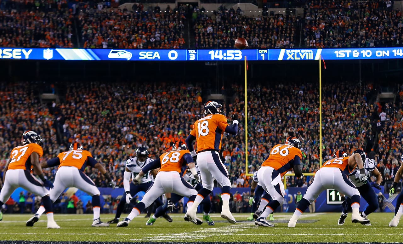 SUPER BOWL XLVIII Ofensiva - Denver Broncos. El ataque encabezado por Peyton Manning rompió muchas marcas durante la temporada regular. Anotaron 606 puntos y produjeron 7,313 yardas, ambas cifras récord en la historia de la NFL. En el Super Bowl XLVIII se derrumbaron desde la primera jugada y nunca reaccionaron. Produjeron 303 yardas para 8 puntos contra Seattle.