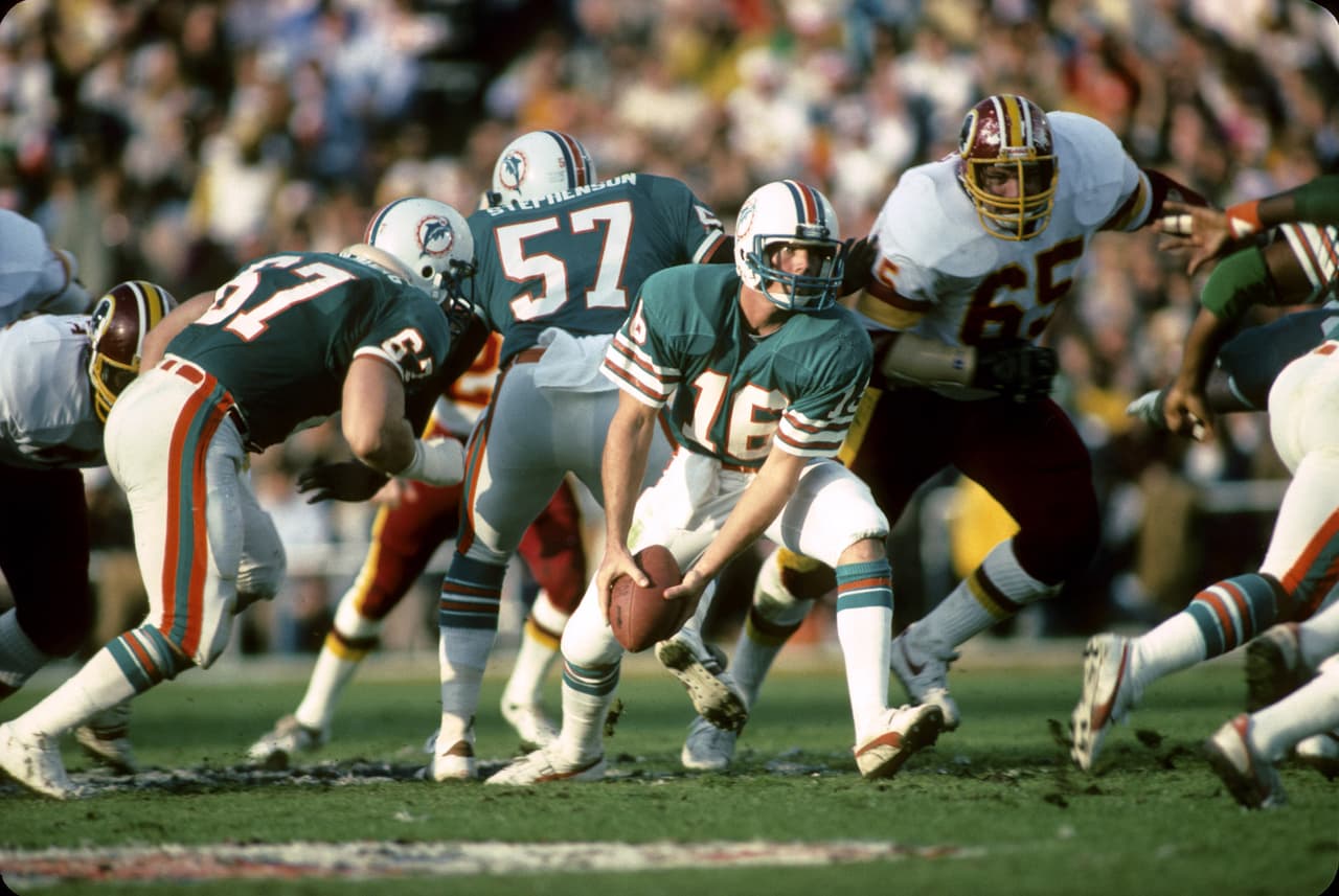 SUPER BOWL XVII David Woodley y Don Strock - quarterback - Miami Dolphins. Nueve años después la ofensiva de Miami sigue jugando igual. El problema es que ahora ya no tienen a Bob Griese y Larry Csonka. Ahora juegan Woodley y Strock, entre los dos completaron 4 pases, los 4 para Woodley, cero para Strock.