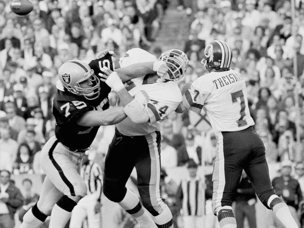 SUPER BOWL XVIII “Los cerdos” - línea ofensiva - Washington Redskins. También va contra el mito, pero hasta la famosa línea ofensiva de los Redskins conocida como “Los cerdos” tuvo una mala tarde. Los Raiders capturaron 6 veces a Joe Theisman y apenas lograron crear huecos para ganar 90 yardas de ofensiva total terrestre en todo el partido.