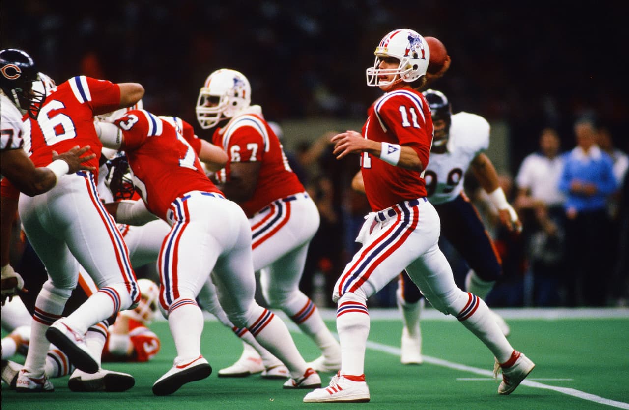 SUPER BOWL XX Tony Eason - quarterback - New England Patriots. Los Patriots lo reclutaron y fueron duramente criticados. A pesar de todo Eason encontró la forma de mantenerse como titular, ganar partidos y meterse al Super Bowl. Pero en la edición XX encontró la dura realidad y su real nivel. Cero pases completos de 6 intentos y fue sustituido por Steve Grogan.