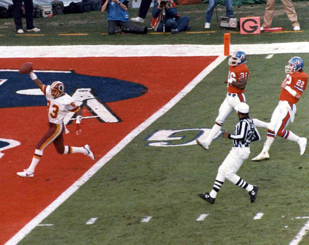 SUPER BOWL XXII Defensiva - Denver Broncos. Denver conserva la unidad sólida defensiva que en temporada regular estableció condiciones en la Conferencia Americana. Pero en el Super Bowl XXII los Redskins les hicieron 35 puntos en el Segundo Cuarto y Washington tuvo 602 yardas de ofensiva total.