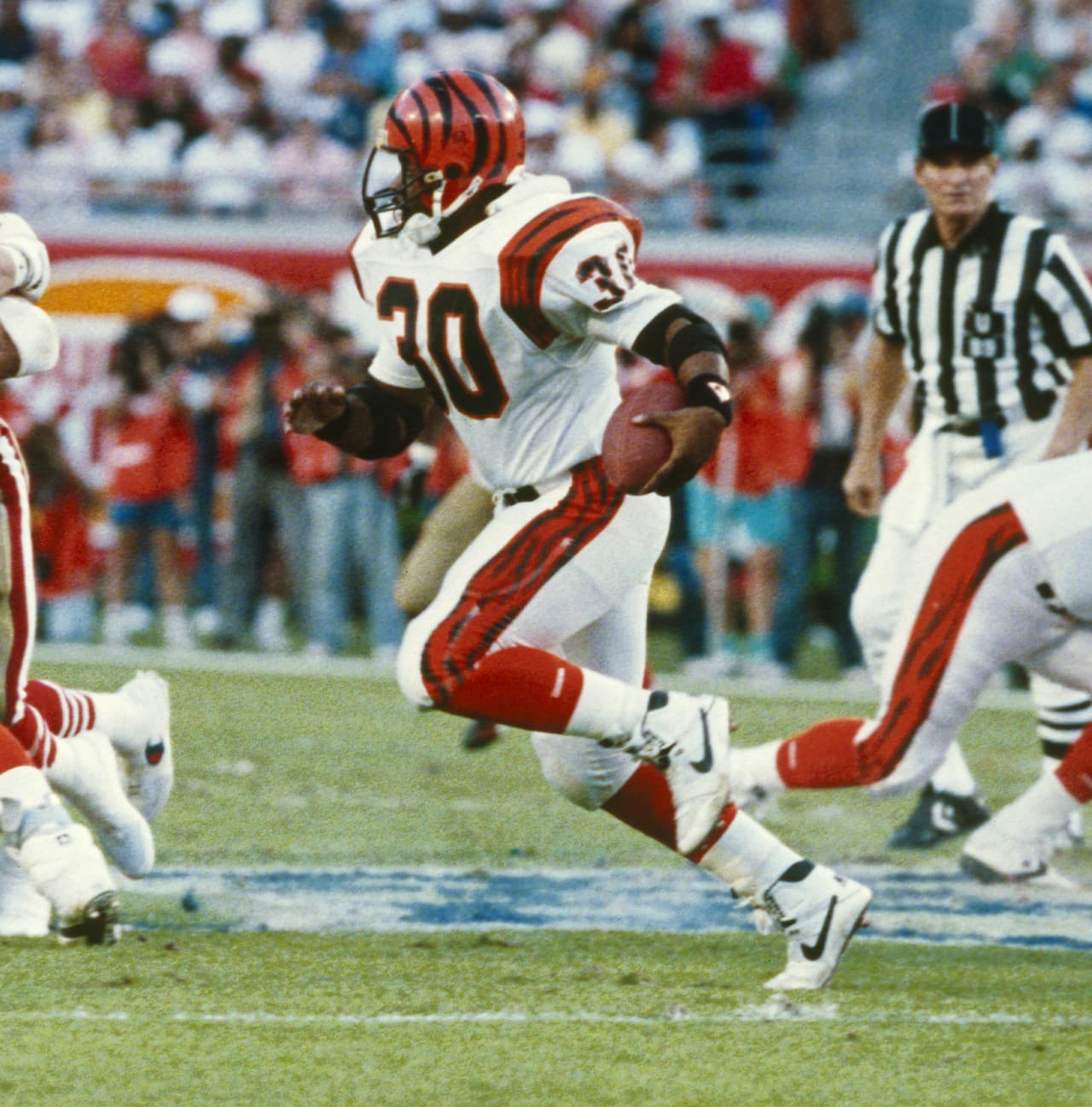SUPER BOWL XXIII Ickey Woods - corredor - Cincinnati Bengals. El carismático jugador que superó las 1,000 yardas en la temporada e inventó un famoso baile bautizado “Ickey Shuffle”, se derrumbó en el Super Bowl XXIII donde corrió 20 veces para 79 yardas, sin anotación ante una defensiva de los 49ers que tampoco era algo muy dominante por tierra.