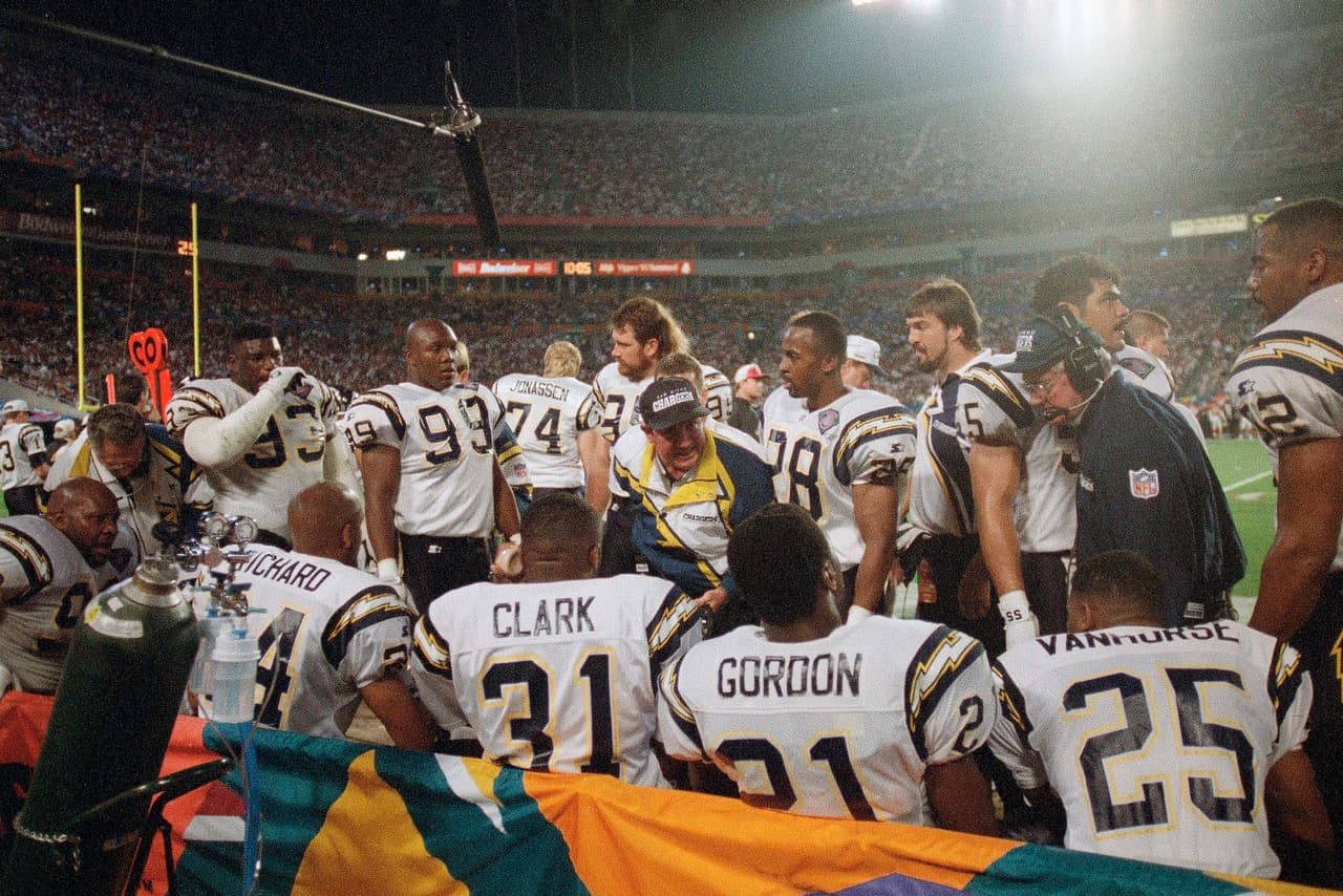 SUPER BOWL XXIX Defensiva - San Diego Chargers. La fuerza de los Chargers radicaba en la fuerte presión sobre los quarterbacks rivales. La línea defensiva con Leslie O’Neal, Chris Mins y Shawn Lee registraron 30 capturas en la campaña regular. El linebacker Junior Seau registró 123 tackleadas en el año. Pero en el Super Bowl XXIX no le hicieron siquiera cosquillas a Steve Young.
