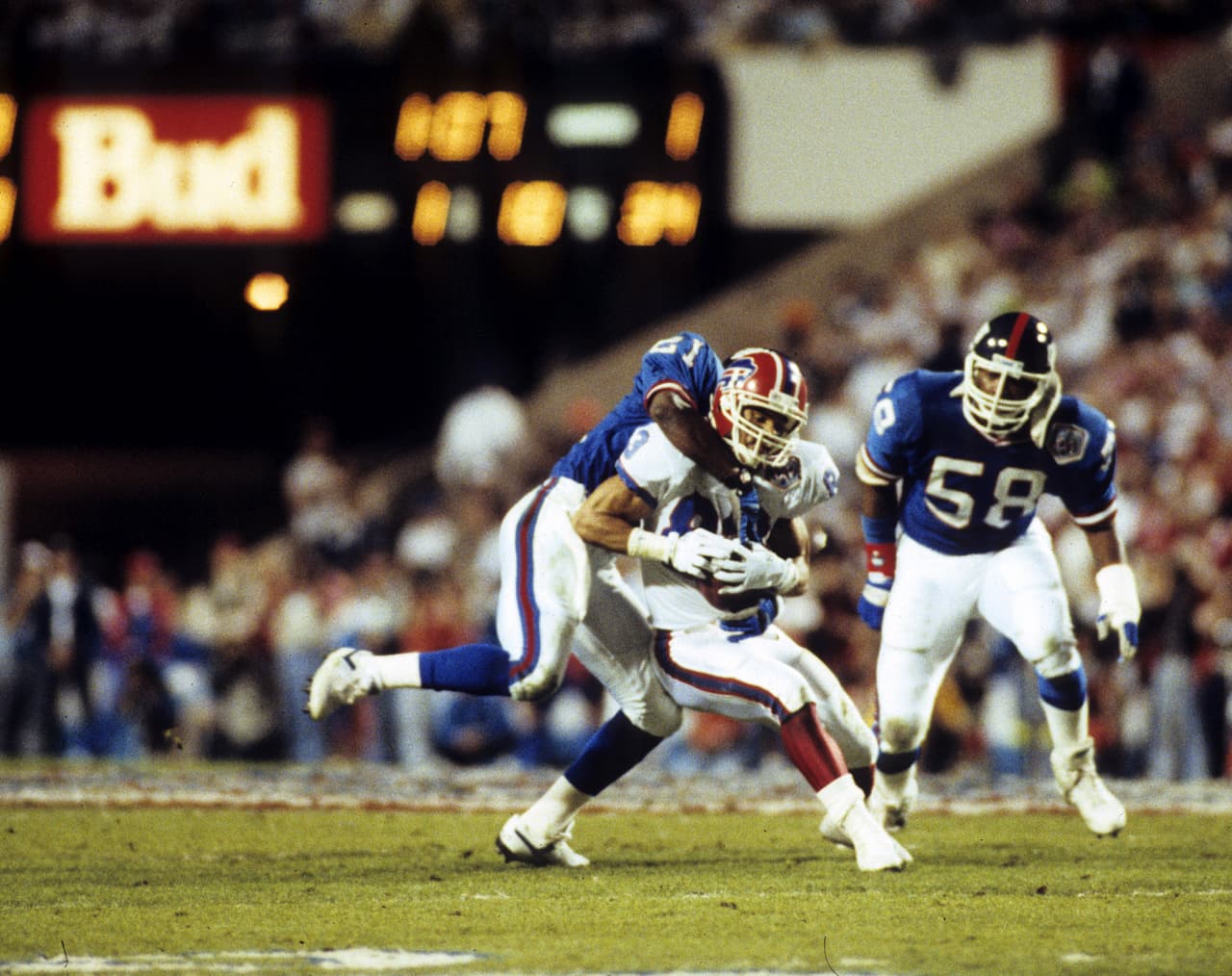 SUPER BOWL XXV Andre Reed y James Lofton - receptores - Buffalo Bills. La fuerza ofensiva de los Bills radicaba en el brazo de Jim Kelly y las piernas de Thurman Thomas. Este último respondió en el Super Bowl, pero el ataque aéreo de los Bills fue un fracaso. Reed atrapó 8 pases para 62 yardas y Lofton uno para 61 yardas. Buffalo tuvo 8 ocasiones de 3ª. oportunidad y en solo una ocasión consiguió el 1º. y 10.