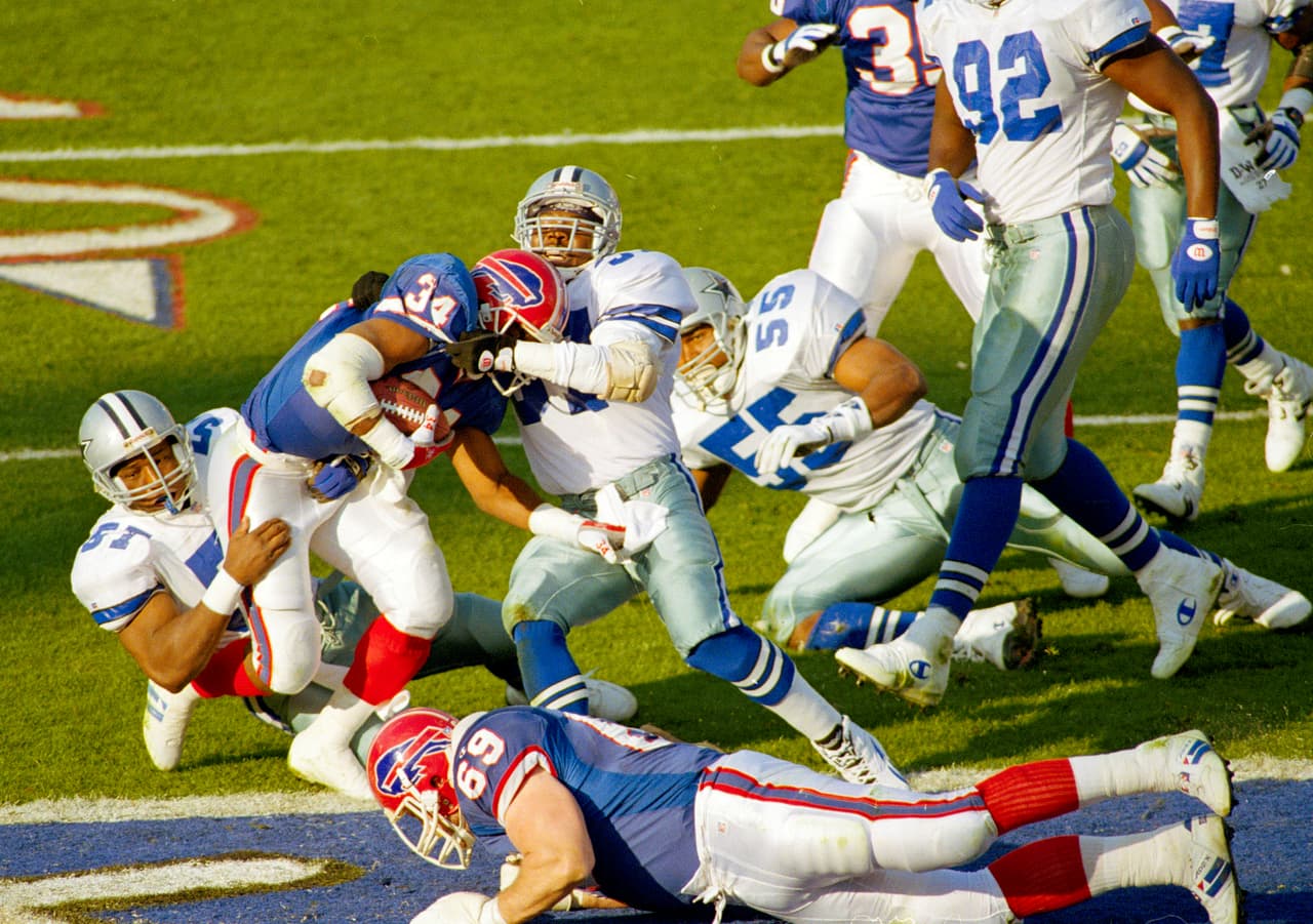 SUPER BOWL XXVII Ofensiva - Buffalo Bills. La masacre que consiguieron los Cowboys fue en parte por la desastrosa actuación de la ofensiva de los Bills. Durante la temporada regular Buffalo fue el segundo mejor ataque de la NFL con más de 6 mil yardas producidas. En el Super Bowl XXVII sufrieron 9 balones perdidos, incluyendo 4 intercepciones.