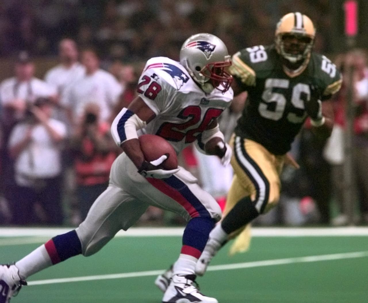 SUPER BOWL XXXI Curtis Martin - corredor - New England Patriots. Fue crucial en el ataque de los Patriotas superando las 1,000 yardas, tuvo 14 touchdowns, agregó 46 recepciones para 333 yardas y otras 3 anotaciones. En el Super Bowl apenas corrió 11 veces para 42 yardas y atrapó 3 pases para 28 yardas, tuvo un touchdown que no apagó el impulso de los Packers.