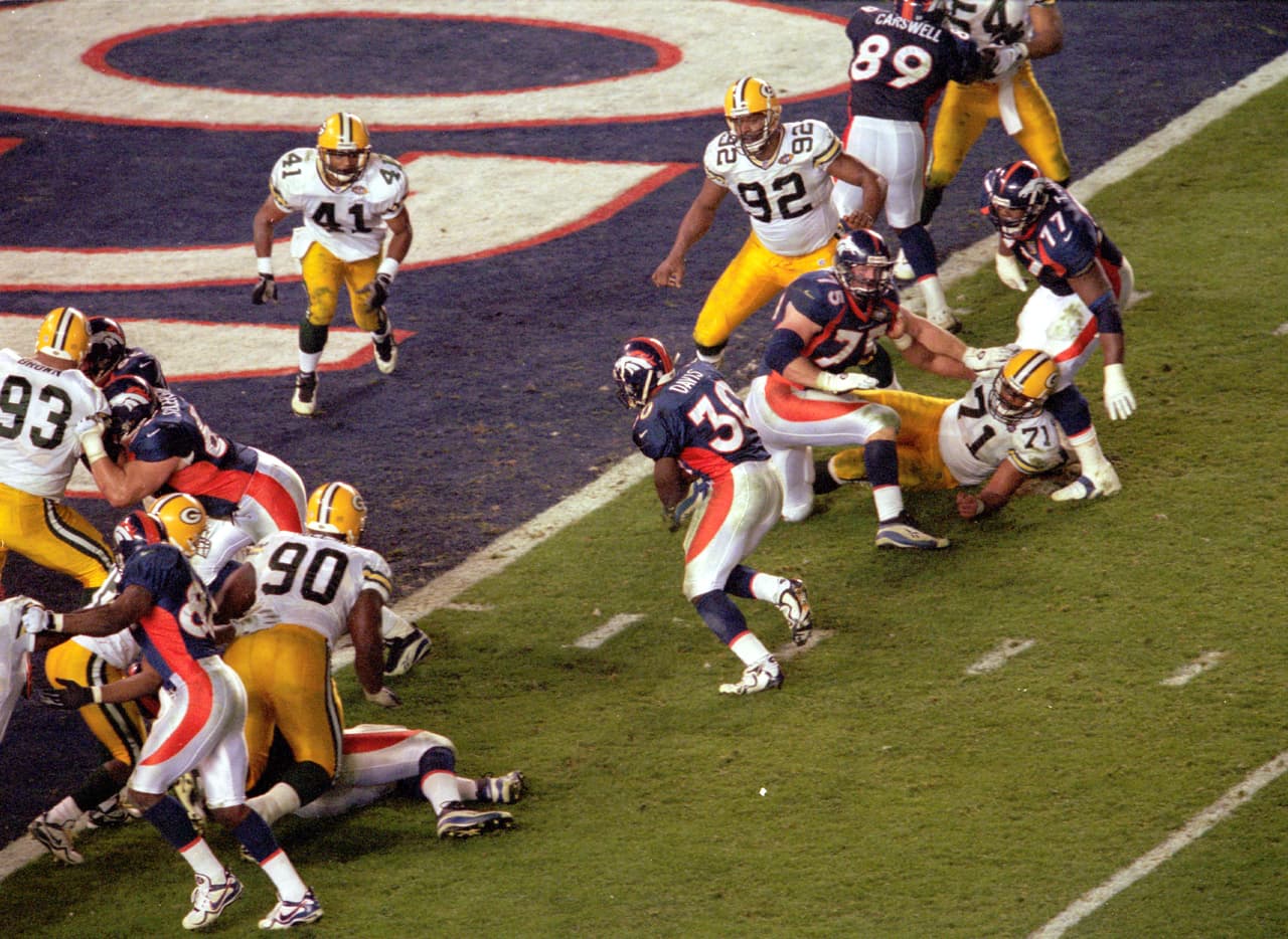 SUPER BOWL XXXII Defensiva - Green Bay Packers. La misma defensiva que detuvo y a Drew Bledsoe con los Patriots un año antes, ahora se derrumbó ante John Elway con los Broncos, con todo y la migraña que sufrió el corredor Terrell Davis. No fue muy competitivo ver a la defensa de Packers abrirse para permitir un touchdown rápido de Denver, con tal de que Brett Favre tuviera el balón, que no sirvió de mucho.