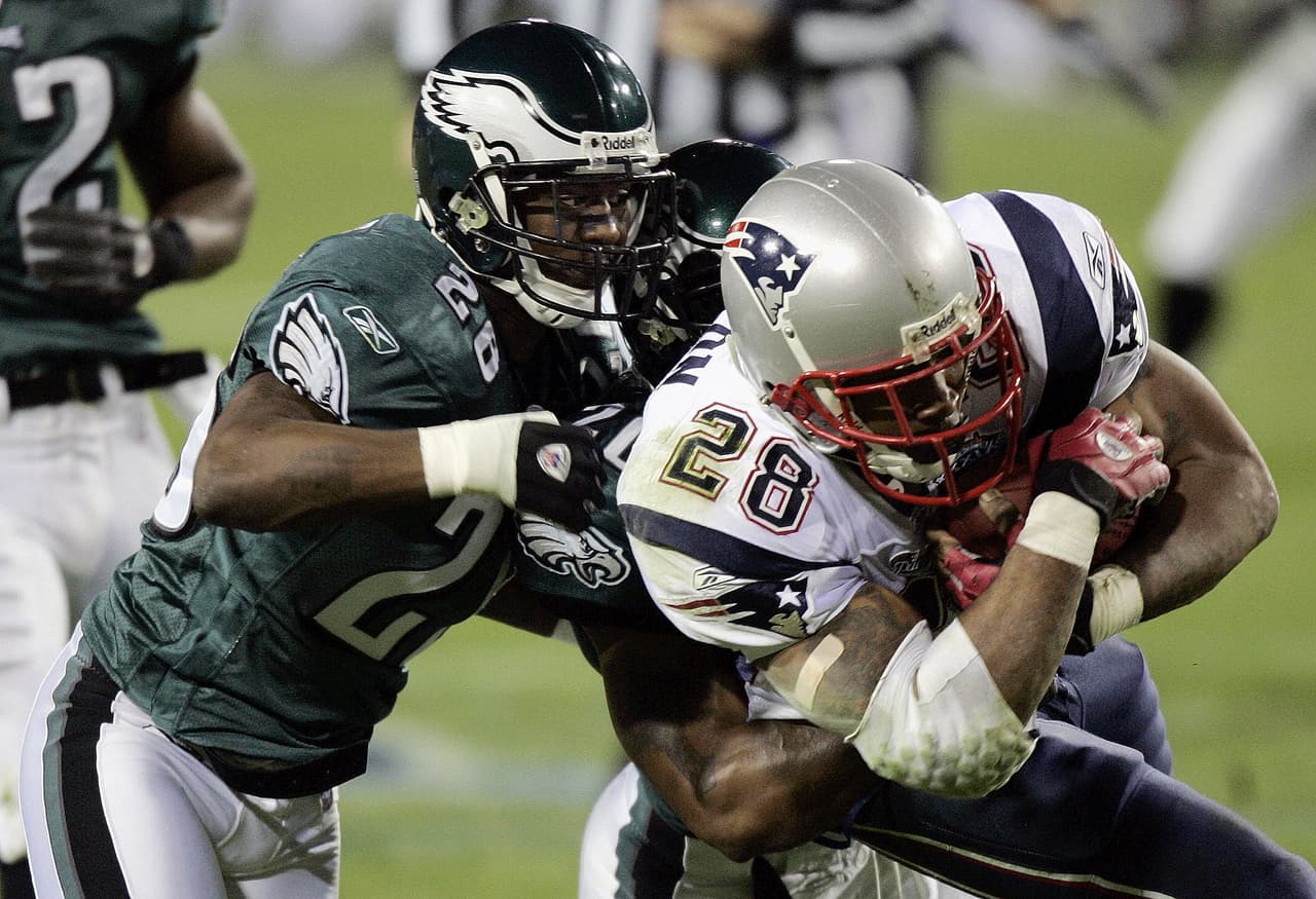 SUPER BOWL XXXIX Defensiva - Philadelphia Eagles. El tackle Corey Simon, el linebacker Jeremiah Trotter y los profundos Lito Sheppard, Michael Lewis y Brian Dawkins registraron la mejor temporada de sus carreras, todos al Pro Bowl. Pero en el Super Bowl permitieron un quarterback de 70 por ciento en pases completos, un corredor de 75 yardas con touchdowns y un receptor (Deion Branch) que impone récord con 11 atrapadas.