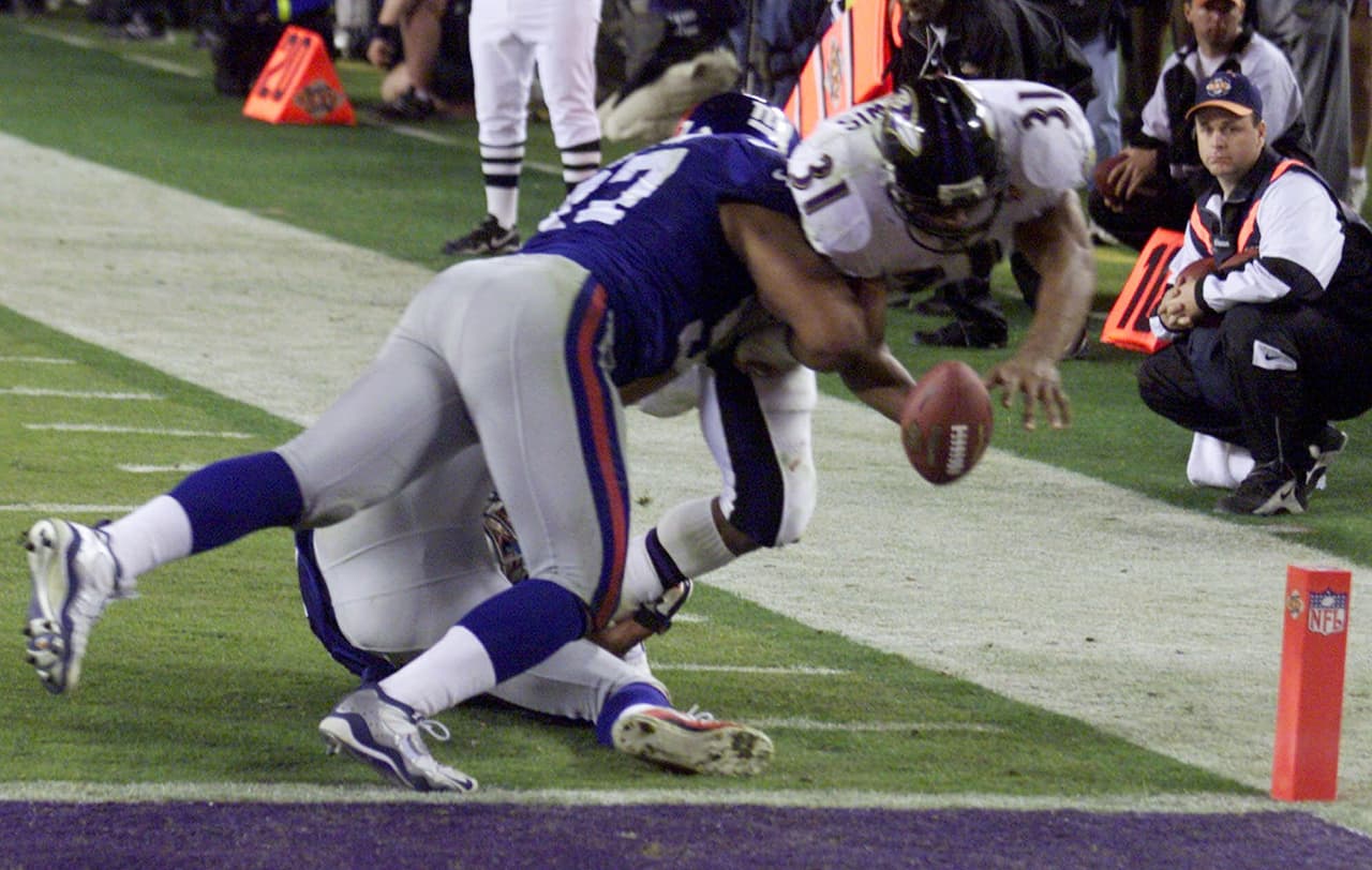 SUPER BOWL XXXV Defensiva - New York Giants. Este partido se recuerda por la ponderosa defensiva de Baltimore Ravens. Sin embargo, la mediocre ofensiva de Baltimore anotó 20 de los 34 puntos para ganar. El débil ataque de los Ravens funcionó bien contra una defensiva de los Giants que jugó mal. Los profundos de los Giants robaron 14 pases en la campaña, líderes NFL, pero en el Super Bowl no le quitaron un pase a Trent Dilfer.