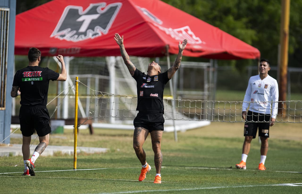 Tigres UANL ajusta detalles para el juego de ida de la Final de la Concacaf Champions League en un duelo contra Monterrey, su gran rival, frente al que busca su primer título internacional.