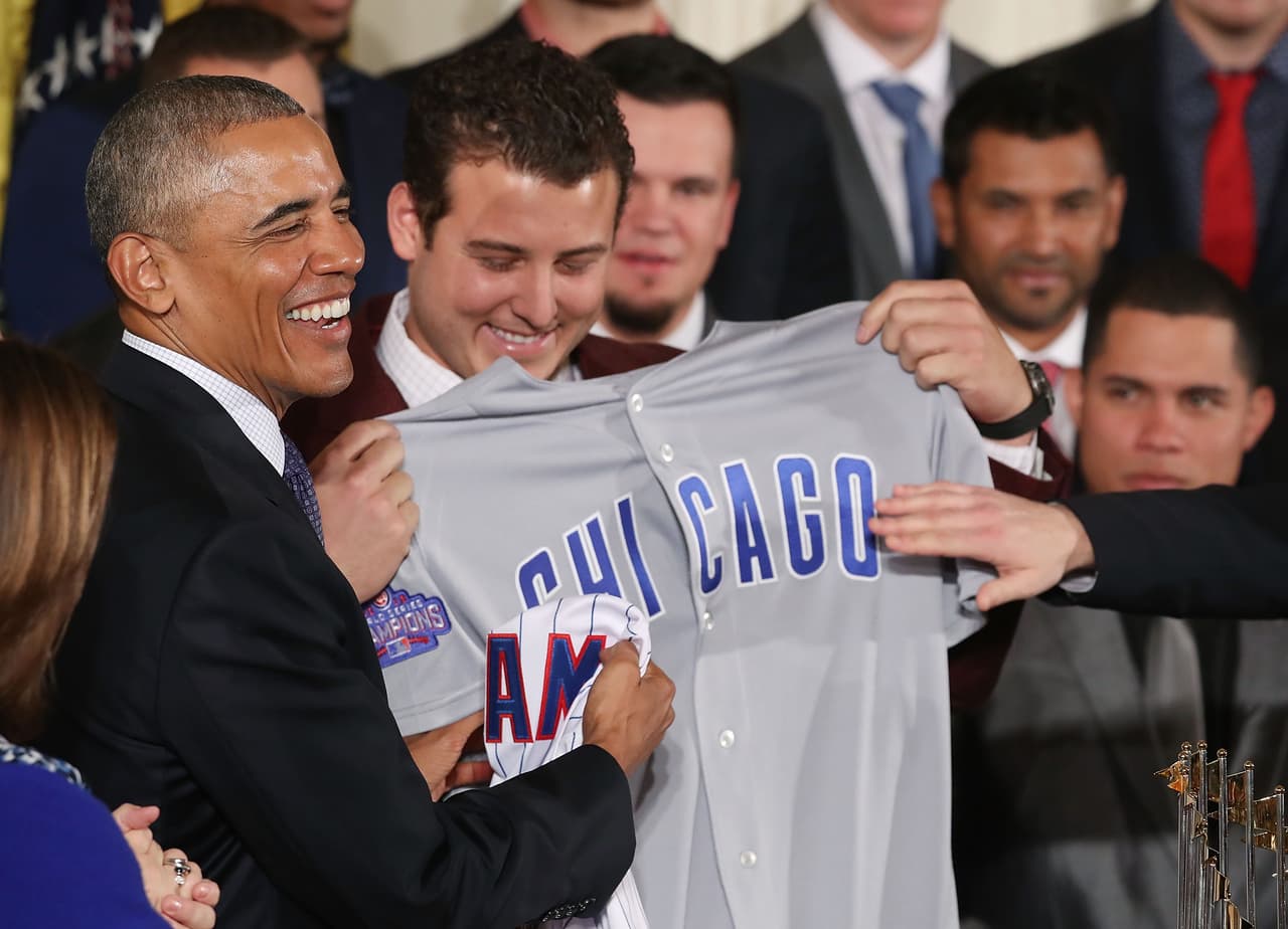 El encargado de hacerle entrega de las camisetas al presidente Obama fue el primera base de origen italiano Anthony Rizzo, juega con el equipo europeo en las competiciones internacionales, pero el que más se llevó la atención del mandatario estadounidense fue el veterano receptor David Ross, que ya ha decidido retirarse.