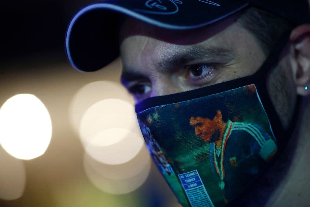 Maradona se recupera tras una exitosa operación de un hematoma en la cabeza. Fuera de la Clínica Olivos, ubicada en Buenos Aires, fanáticos se dieron cita para apoyar a ‘D10s’ en todo momento; el amor que le tienen al astro argentino es ‘infinito’.