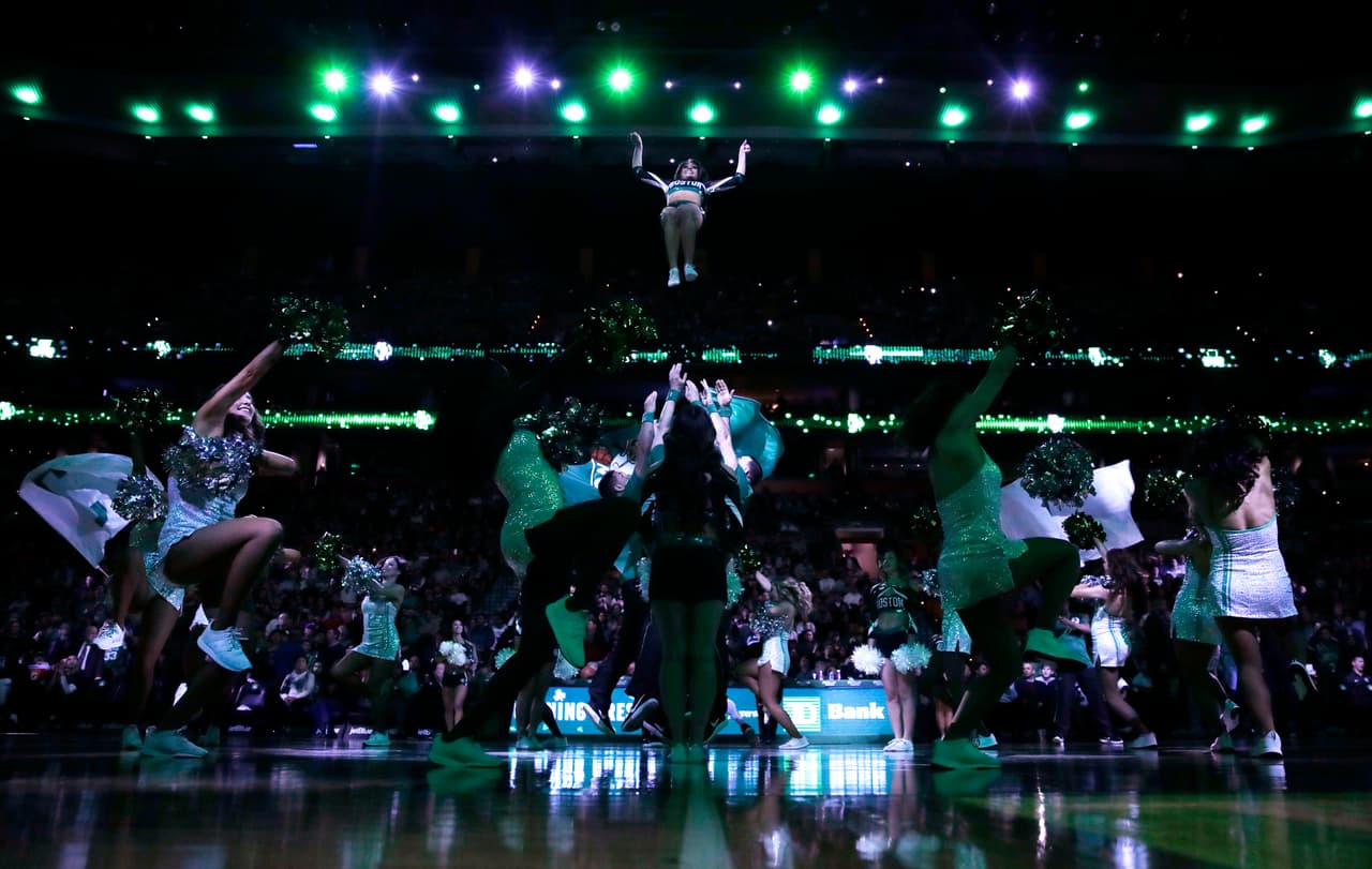 Las porristas de Boston Celtics esperan que con la sensualidad de sus bailes y su belleza sean una motivación especial para que su equipo por fin derrote a Cleveland Cavaliers en las finales de NBA.