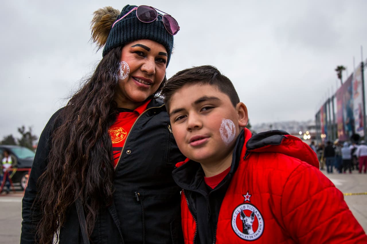 Tremendo ambiente el que se vivió dentro y fuera del Estadio Caliente para presenciar el partido de la Ida de Cuartos de Final entre los Xolos de Tijuana y los Esmeraldas del León. Un marco fantástico para un partido que pintaba muy atractivo.