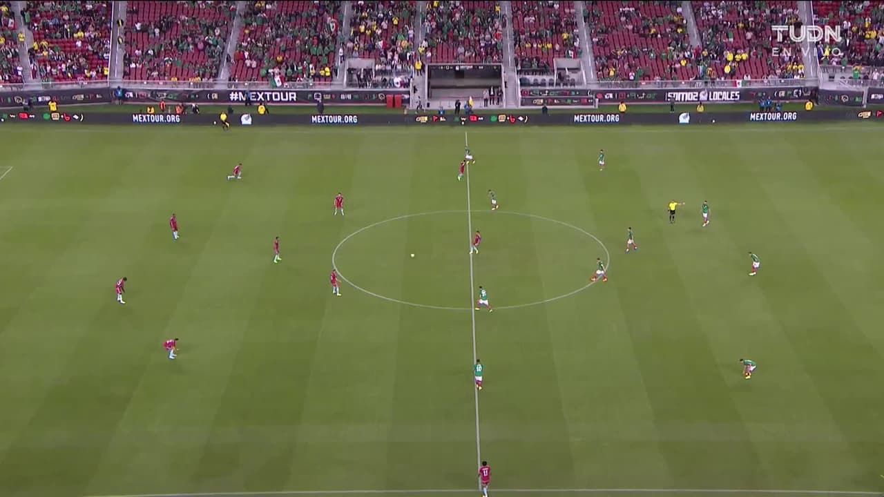 Arranca el partido y la pelota está en juego.