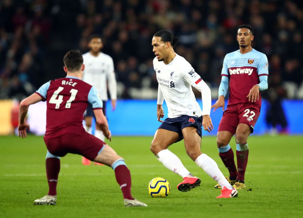 Con goles de Mohamed Salah y Oxlade-Chamberlain, Liverpool gana y llega a 70 puntos en la Premier League.