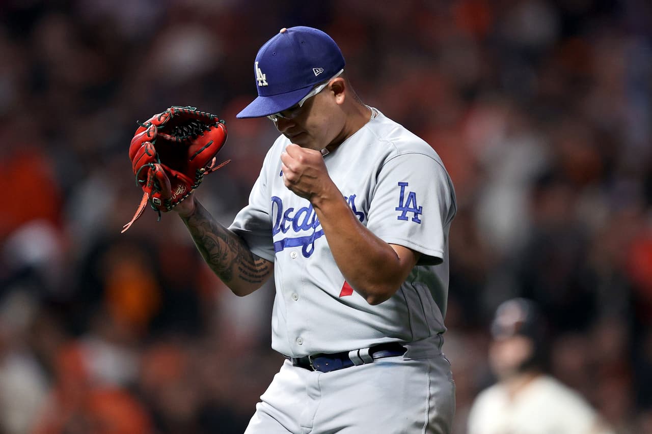 Julio Urías es el pitcher más joven con triunfo en Playoffs