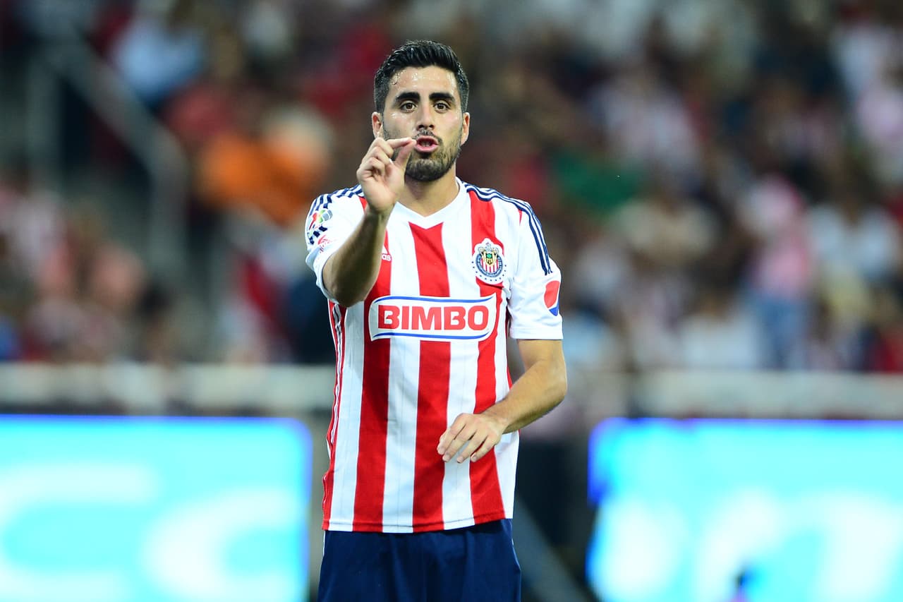 El defensor Néstor Vidrio hizo su debut profesional en Atlas en el año 2008. En el 2013, tras jugar en Pachuca, se cambió de bando y defendió la playera de las Chivas.