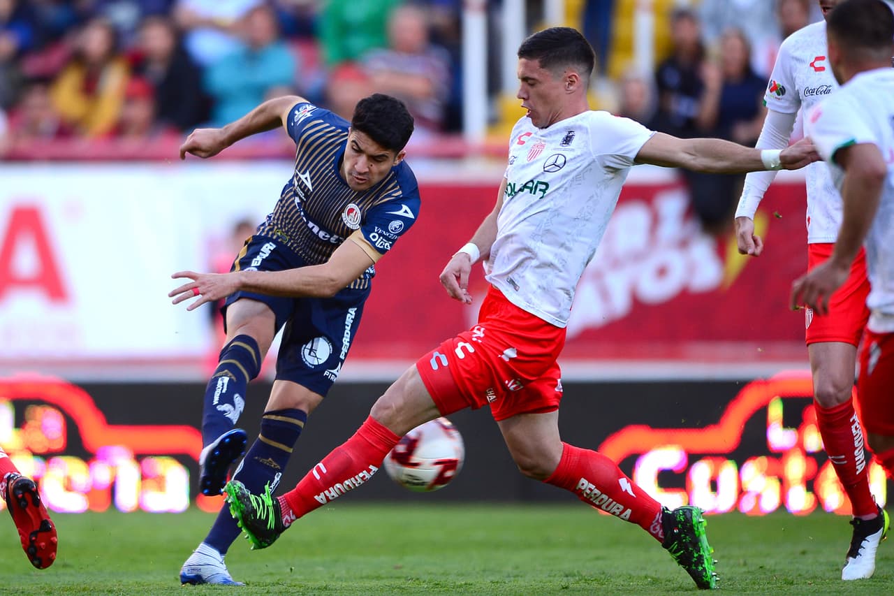 La Liga MX no es tan ‘mexicana’ como parece. Ya que los clubes juegan con una gran cantidad de extranjeros y, aunado a ello, de los 18 clubes del a Primera División, solo siete de ellos tienen un DT mexicano.