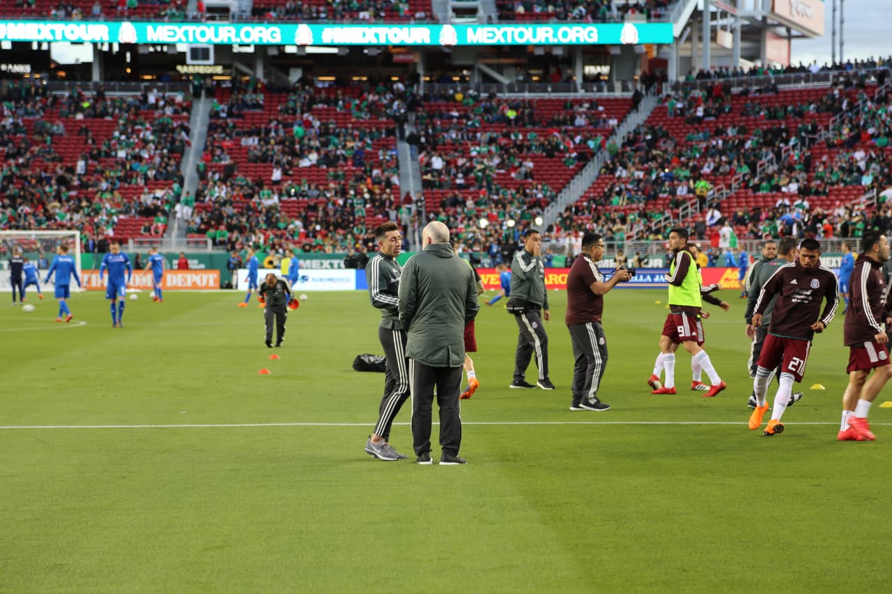 Seguimiento gráfico de los trabajos en cancha de los jugadores, las características del escenario y hasta la alegría de los asistentes en el Levi's Stadium en el partido de México contra Islandia.