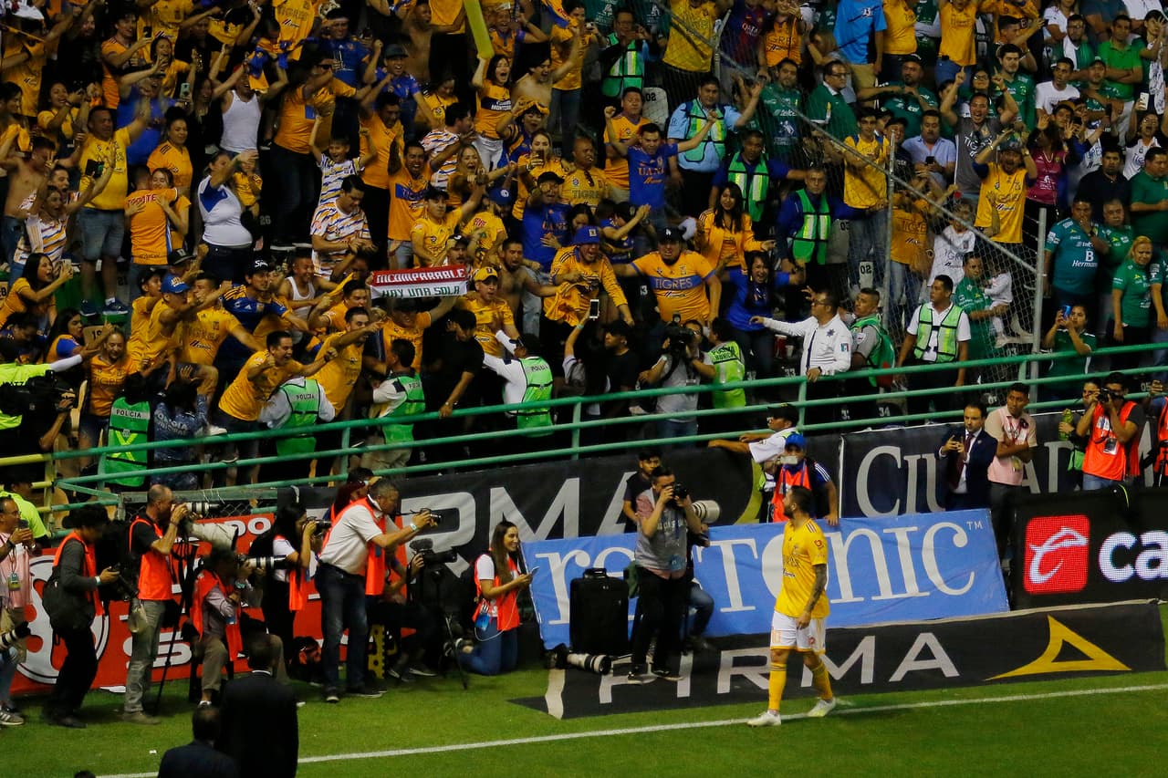 ¡Tigres se proclama Campeón del fútbol mexicano! Los felinos regiomontanos cosecharon su séptimo título de la Liga MX y se cuelan, aunque muchos se sigan negando a aceptarlo, entre los grandes del balompié azteca. Luego de superar en una Final de un solo gol a los Esmeraldas del León, así se dieron los festejos de los Tigres en patio ajeno, imágenes para el recuerdo y que hay que darse un tiempo para echarles un ojo, sobre todo la fiel afición de los felinos regios.