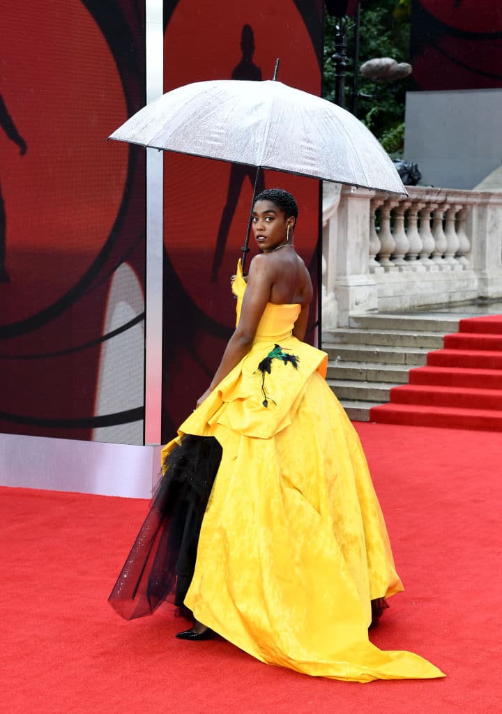 Al final el agente muere, por lo que deja abiertas dos nuevas posibilidades.
<br>