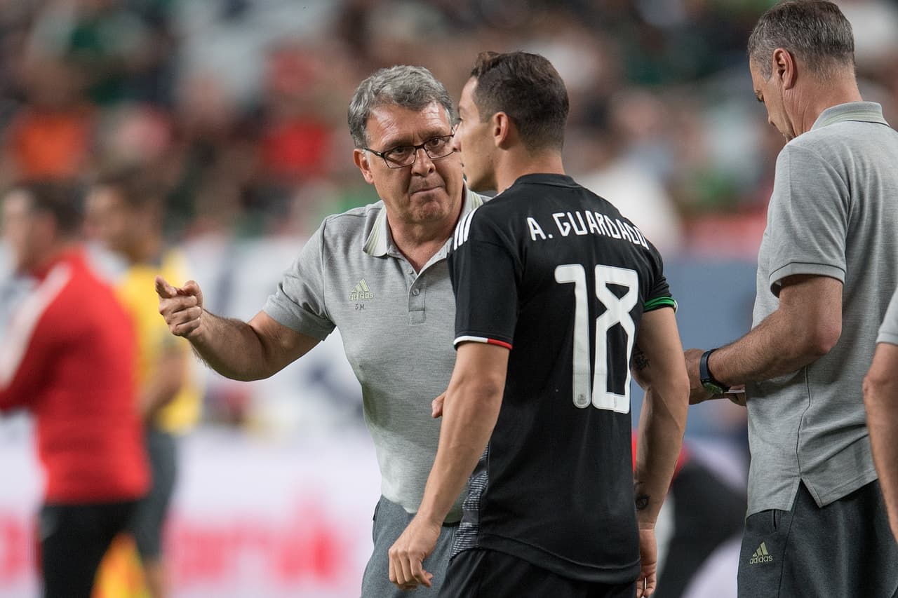 'Tata' Martino y Andrés Guardado en la selección mexicana.