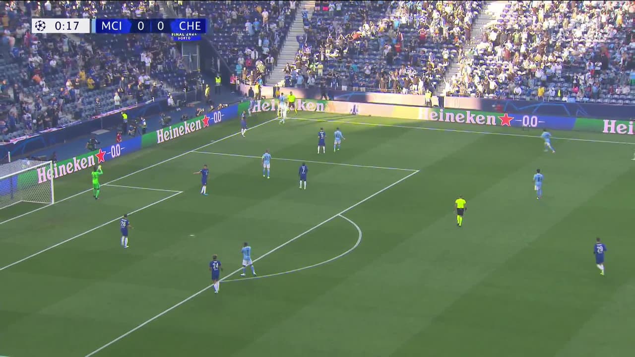 Arranca el partido y la pelota está en juego.