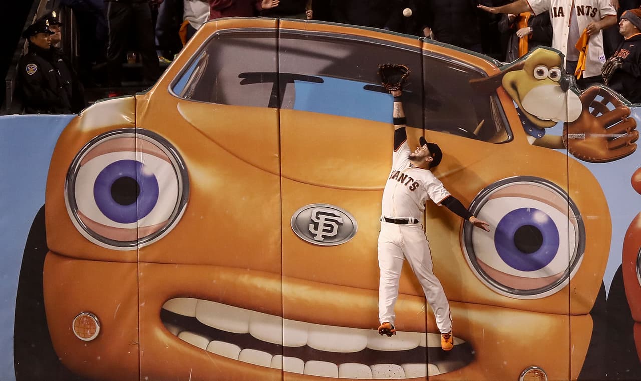 Gregor Blanco de los Gigantes de San Francisco no pudo impedir el jonrón de Kris Bryant # 17 de los Cachorros de Chicago en la novena entrada del juego tres de su Serie Divisional de la Liga Nacional en el AT&T Park, cuyo decorado en las vallas le dio colorido al momento. Aunque, los Gigantes ganaron 6-5 el juego, los Cachorros ganaron la serie.