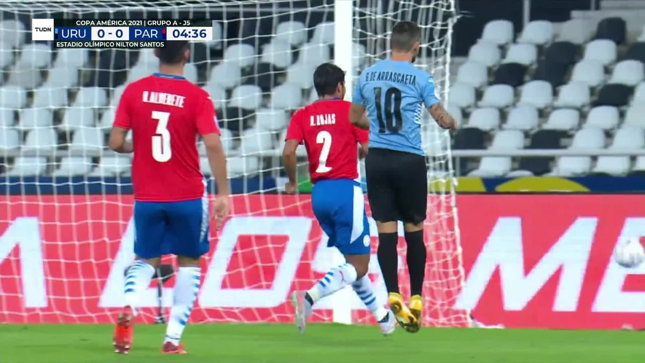 ¡CERCA! Giorgian de Arrascaeta disparó que se estrella en el poste.