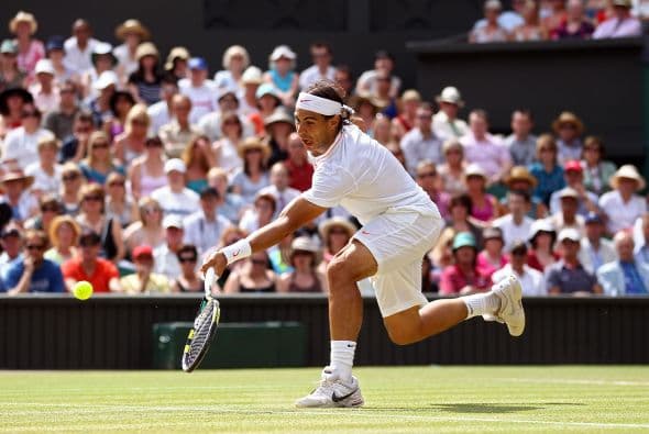 Y como es la norma en Wimbledon, dominar la red fue uno de los máximos recursos de Nadal para lograr el triunfo.