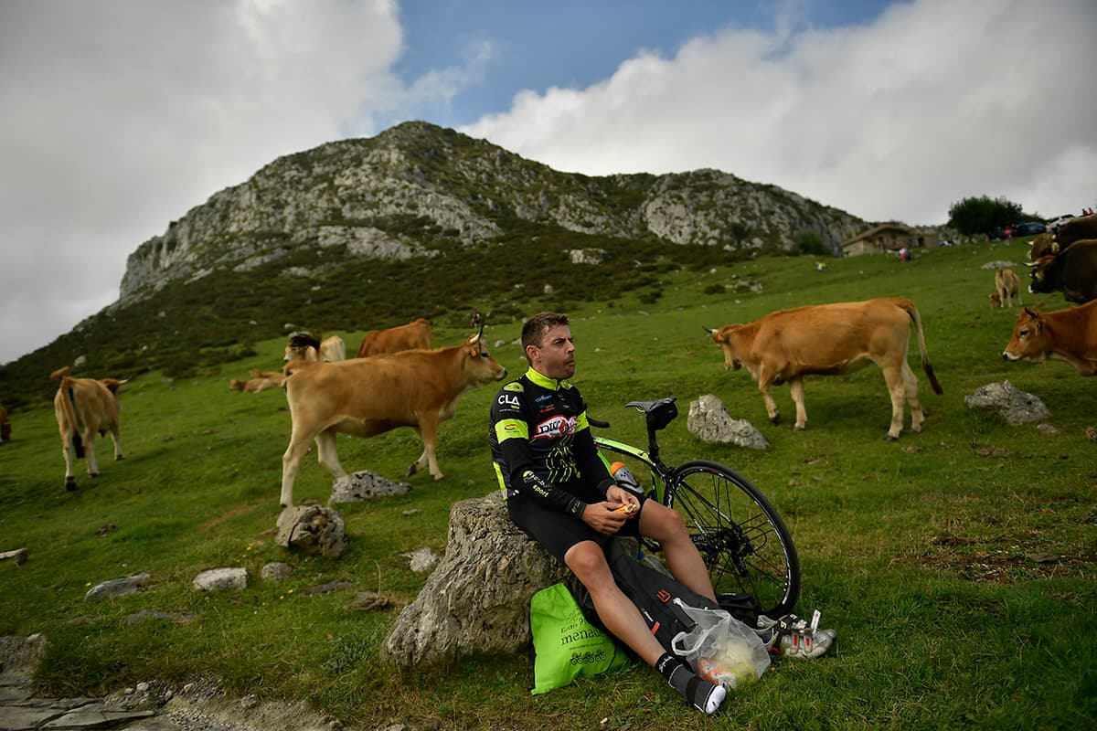 Los fanáticos aguardaron en la zona montañosa a los ciclistas.