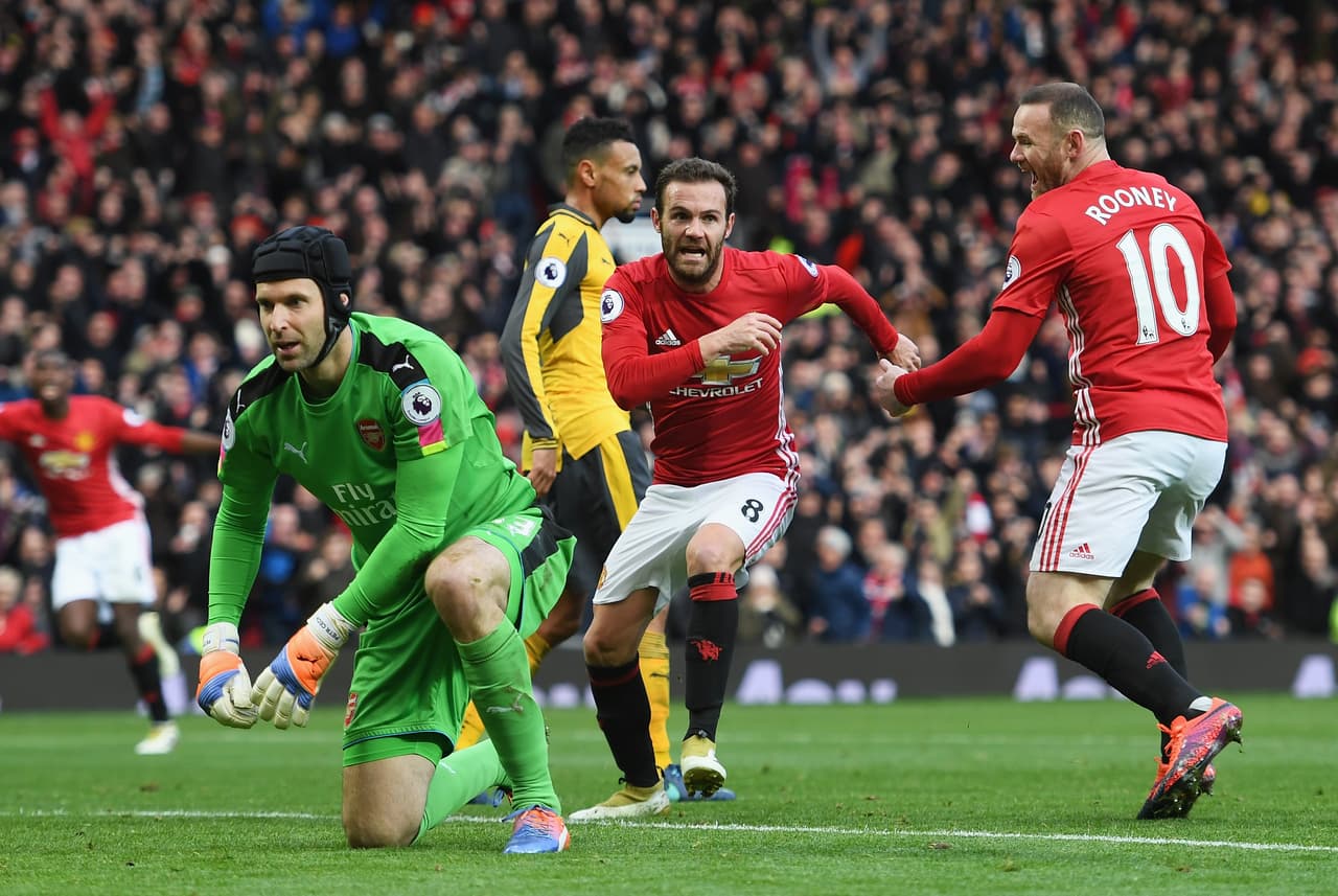Ander Herrera, titular hoy en la medular junto a Paul Pogba y Michael Carrick, fue el artífice del 1-0, cuando, en el minuto 68, ganó la línea de fondo y puso el balón atrás para la llegada de Mata, que batió a Cech con un buen disparo raso.