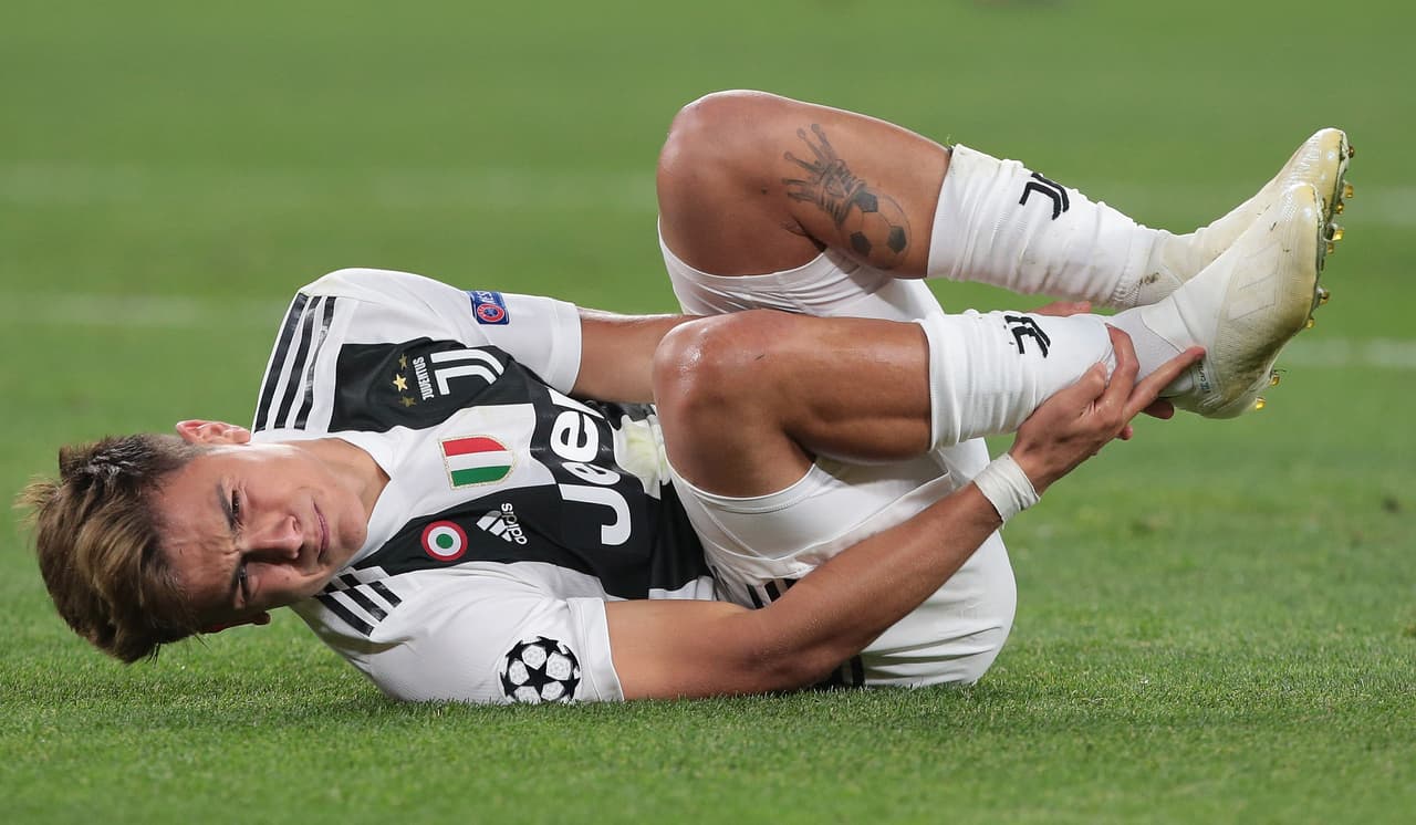 En la segunda mitad, el juego fuerte comenzó a ser una amanaza para el argentino. De hecho, tras una dura entrada a su tobillo cayó en el área pero el árbitro no sancionó penal.