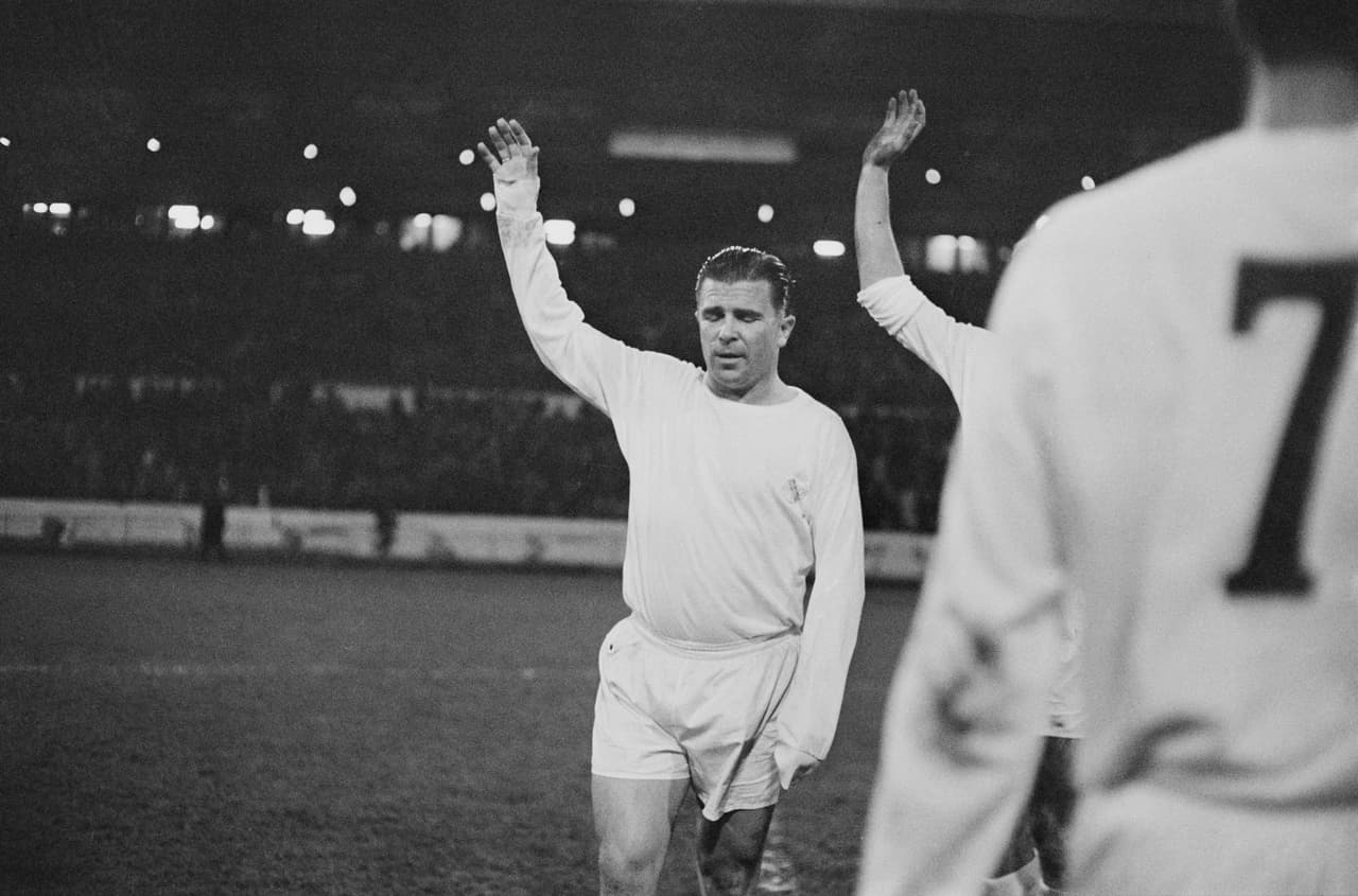 Ferenk Puskas fue un goleador innato que desplegó la mayor parte de su capacidad en el arco rival con Real Madrid, con el que fue campeón europeo. En su nombre se creó el premio al mejor gol del año.
