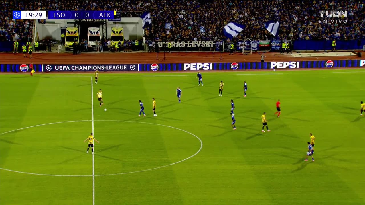 ¡CERCA! Luka Jovic disparó que se estrella en el poste.