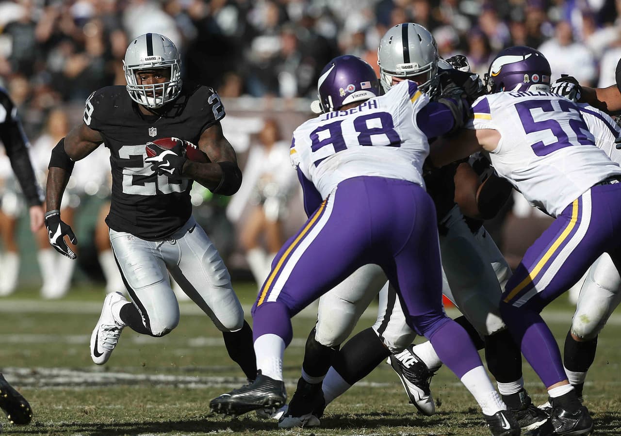 Los Minnesota Vikings vencieron 30 - 14 a los Oakland Raiders para ligar 5 victorias y apoderarse del liderato en el Norte NFC.