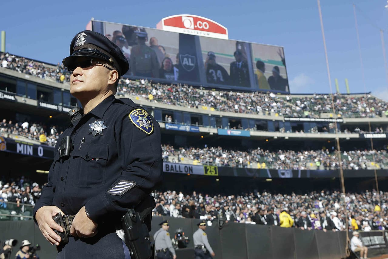 Los Minnesota Vikings vencieron 30 - 14 a los Oakland Raiders para ligar 5 victorias y apoderarse del liderato en el Norte NFC.
