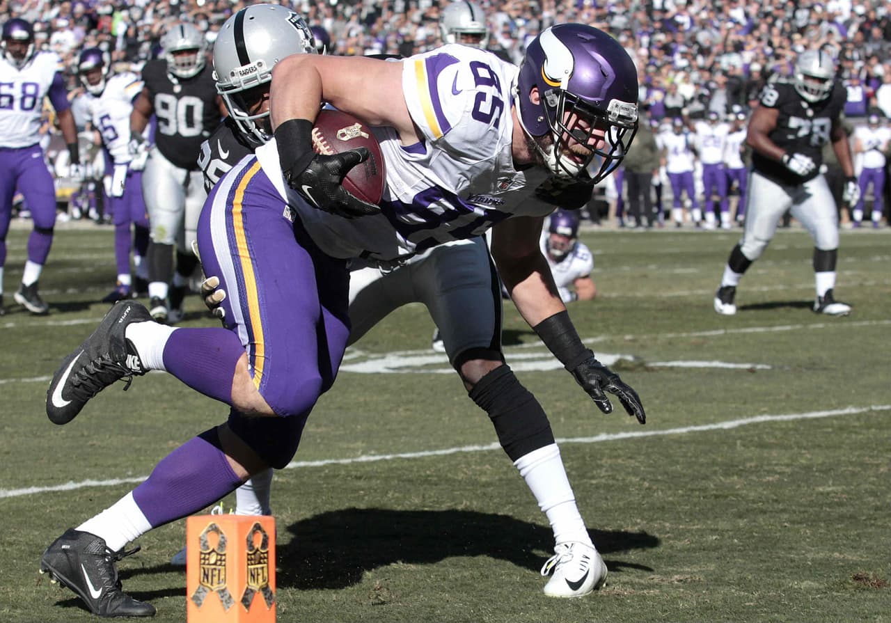 Los Minnesota Vikings vencieron 30 - 14 a los Oakland Raiders para ligar 5 victorias y apoderarse del liderato en el Norte NFC.