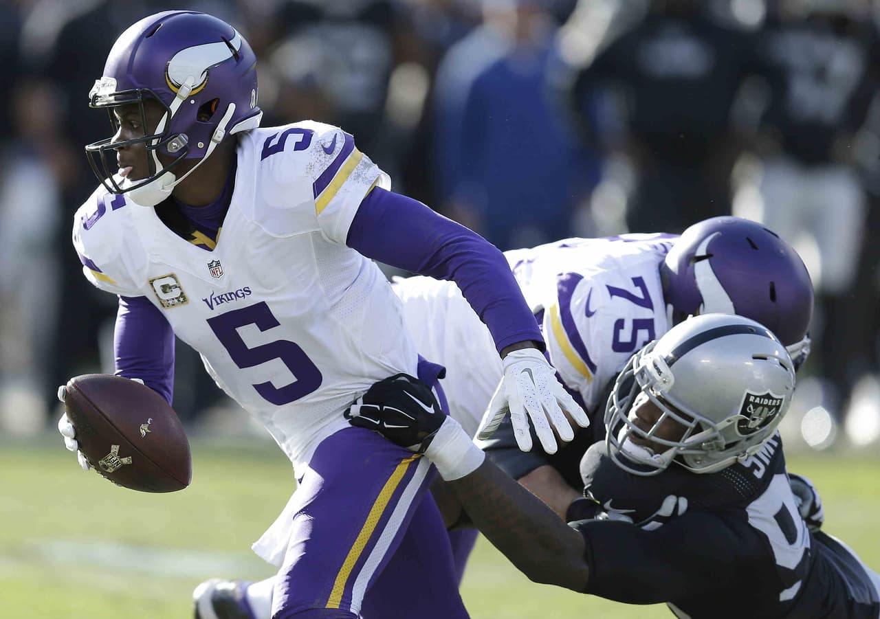 Los Minnesota Vikings vencieron 30 - 14 a los Oakland Raiders para ligar 5 victorias y apoderarse del liderato en el Norte NFC.