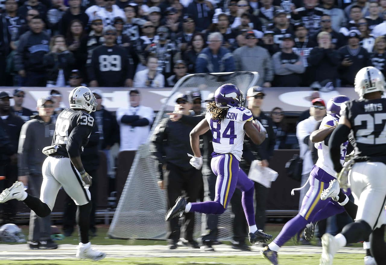 Los Minnesota Vikings vencieron 30 - 14 a los Oakland Raiders para ligar 5 victorias y apoderarse del liderato en el Norte NFC.