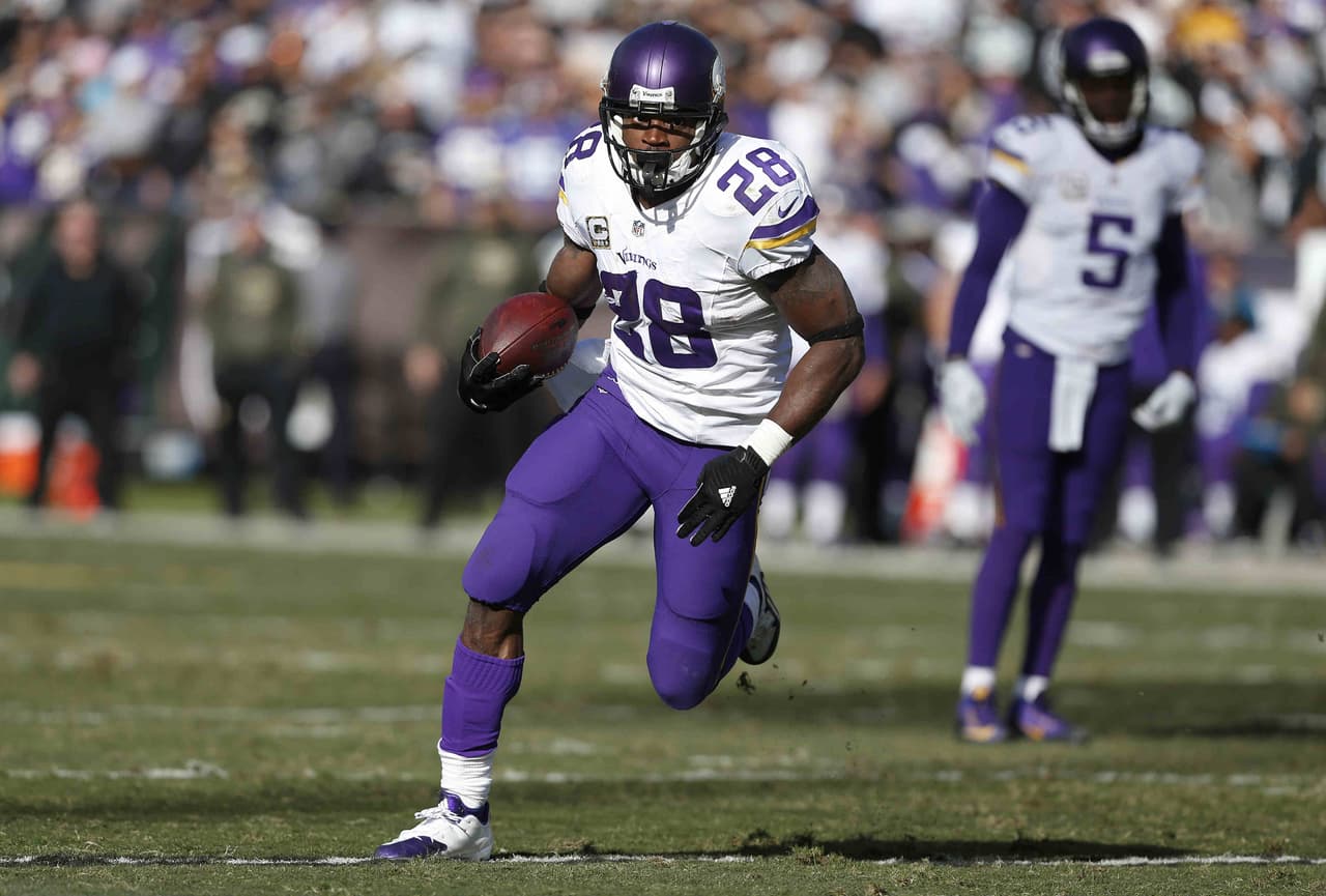 Los Minnesota Vikings vencieron 30 - 14 a los Oakland Raiders para ligar 5 victorias y apoderarse del liderato en el Norte NFC.