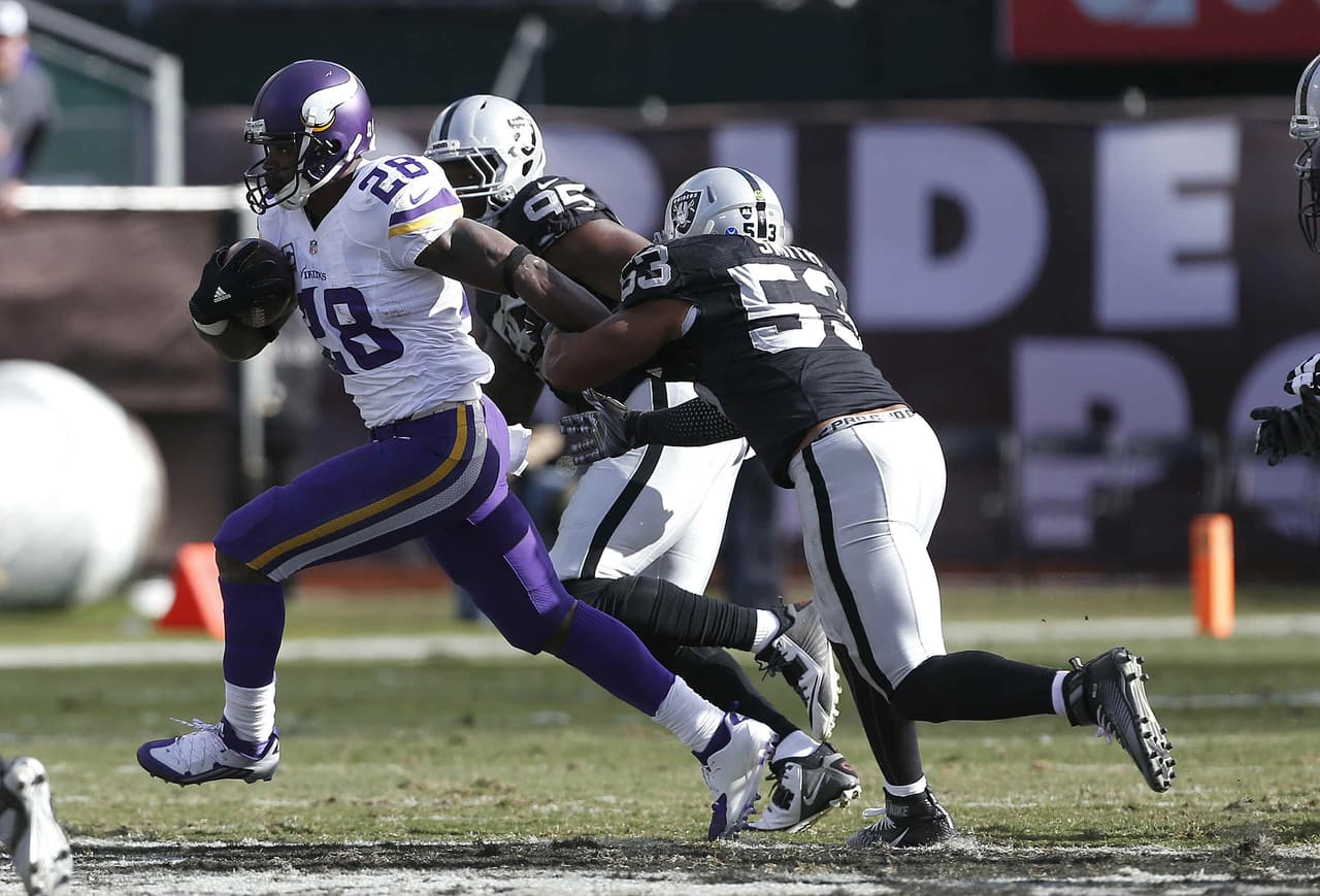 Los Minnesota Vikings vencieron 30 - 14 a los Oakland Raiders para ligar 5 victorias y apoderarse del liderato en el Norte NFC.