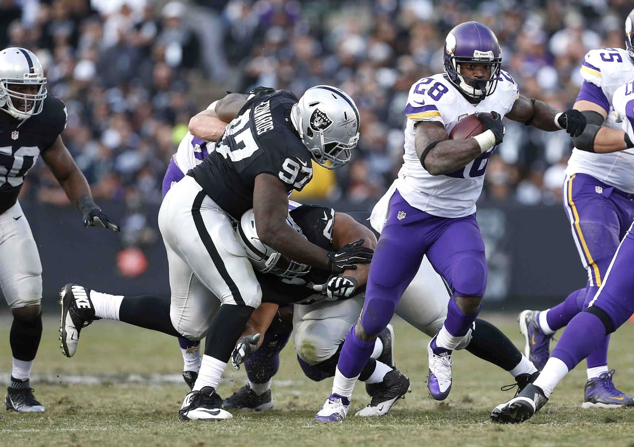 Los Minnesota Vikings vencieron 30 - 14 a los Oakland Raiders para ligar 5 victorias y apoderarse del liderato en el Norte NFC.