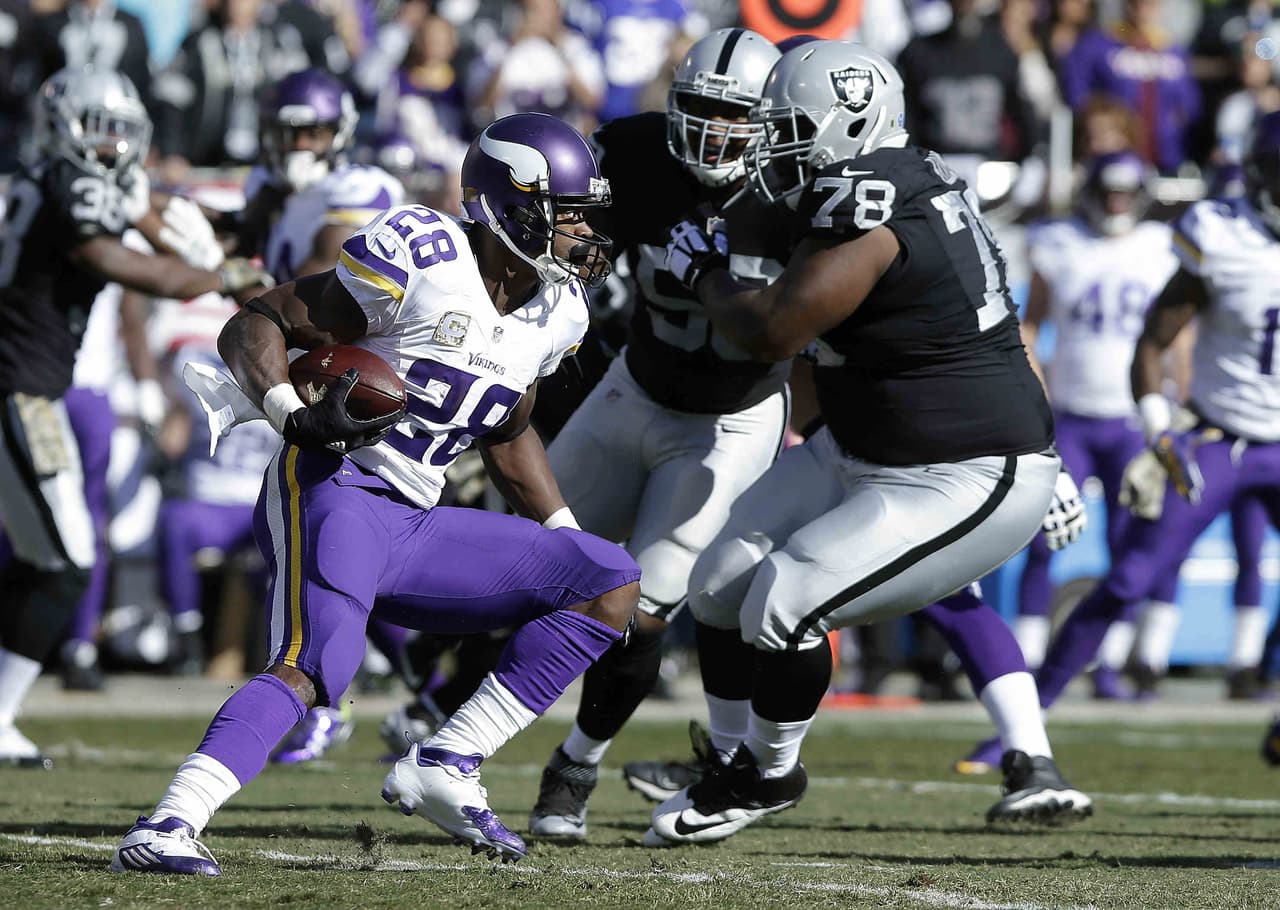 Los Minnesota Vikings vencieron 30 - 14 a los Oakland Raiders para ligar 5 victorias y apoderarse del liderato en el Norte NFC.