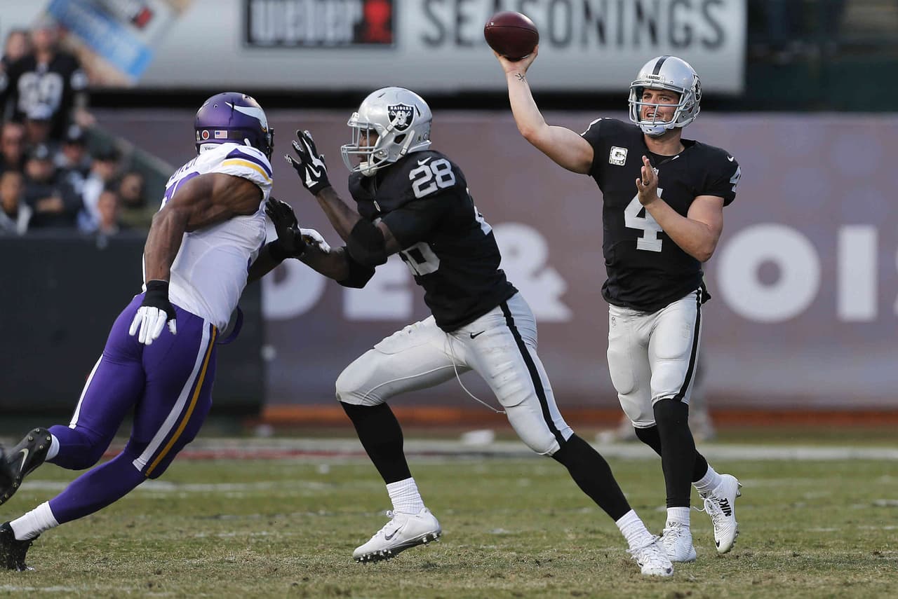 Los Minnesota Vikings vencieron 30 - 14 a los Oakland Raiders para ligar 5 victorias y apoderarse del liderato en el Norte NFC.